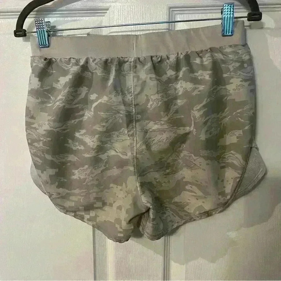 Under Armour Women’s Athletic Running Shorts Light Gray Camo Pattern Size Small - Picture 3 of 6